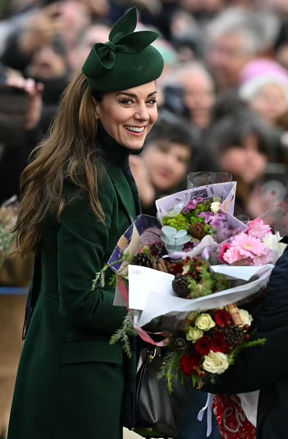 كيت ميدلتون تسرق الأضواء في يوم عيد الميلاد بإطلالة كلاسيكية وأنيقة (صور)