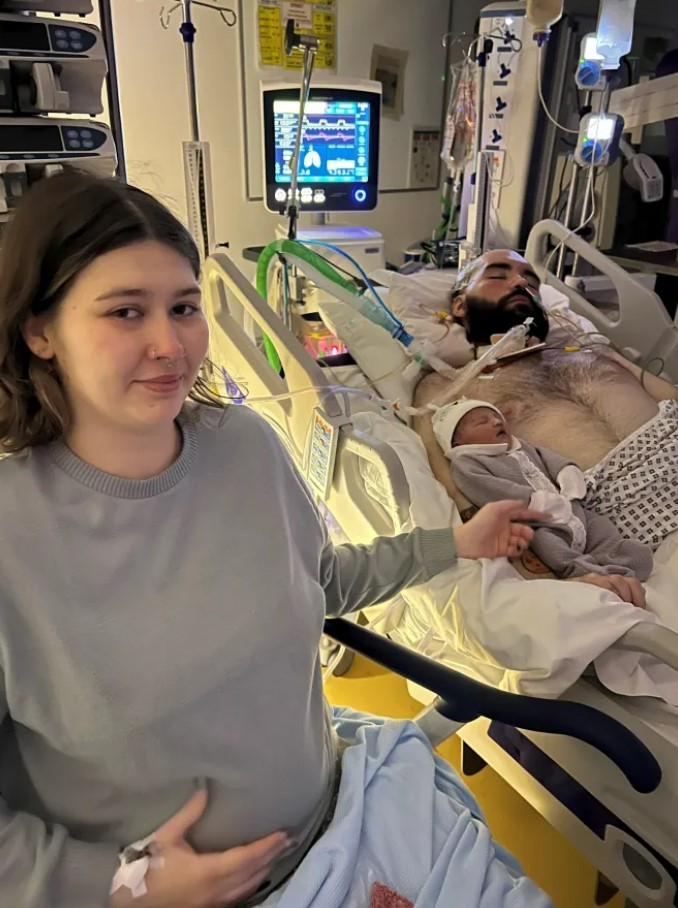 مشهد مؤثر... صورة أخيرة لأب جديد تجمعه بابنته المولودة حديثا قبل رحيله (صورة)