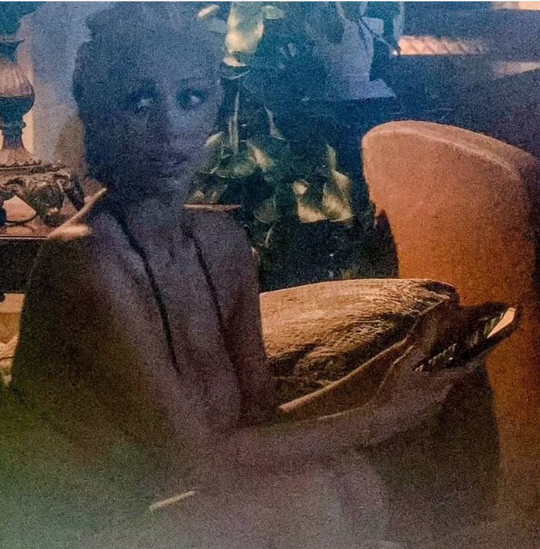 إطلالة جريئة لزوجة كانييه ويست في أحد المطاعم... وانتهاك صارخ لقواعد اللباس من جديد! (صور)