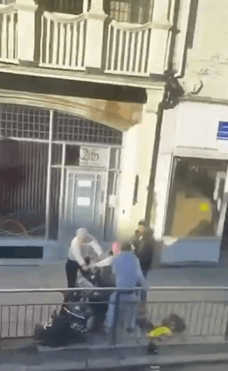 شجار حاد على الطريق... دهس سيدة ولكم رجلا في مشهد عنيف! (صور)