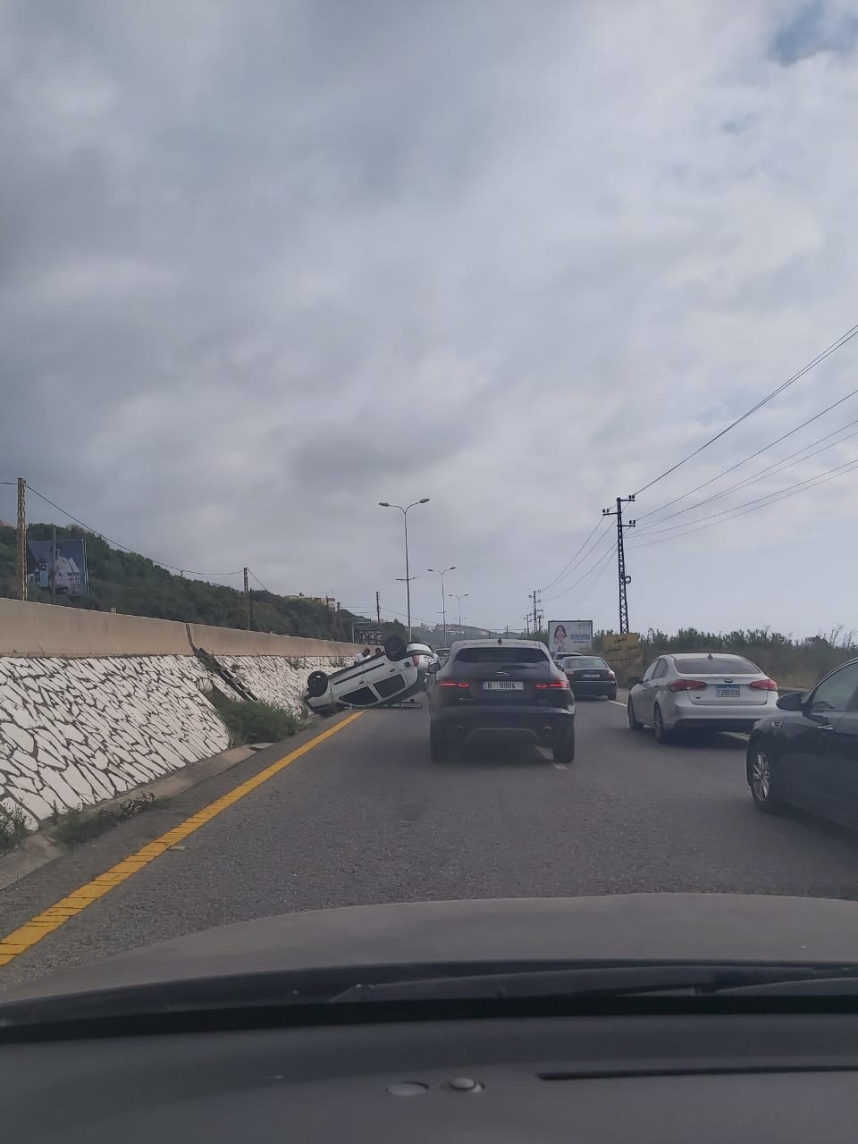 انقلاب سيارة على أوتوستراد كفرعبيدا بإتجاه بيروت