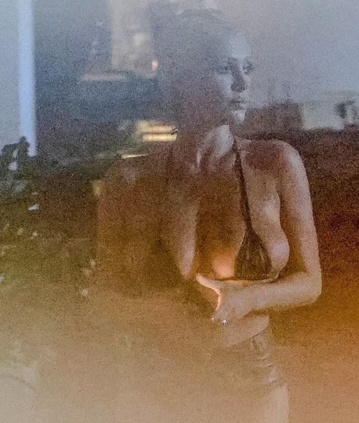 إطلالة جريئة لزوجة كانييه ويست في أحد المطاعم... وانتهاك صارخ لقواعد اللباس من جديد! (صور)