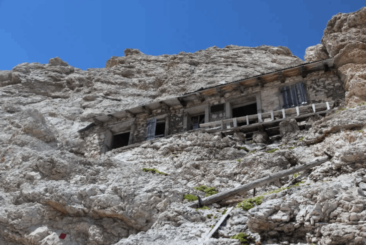  المنزل الأكثر وحدة في العالم ... تم تصميمه في هذا البلد للهرب من الموت! (صور)