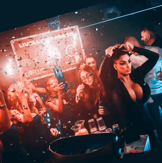 صدمت المتابعين... نجمة شهيرة تكشف عن محاولتها للحصول على أكبر ثديين في بريطانيا ! (صورة)