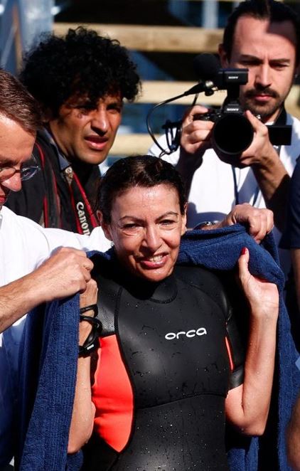 للتأكد من نظافته قبل الألعاب الأولمبية... رئيسة بلدية العاصمة الفرنسية تغطس في مياه السين! (صور)