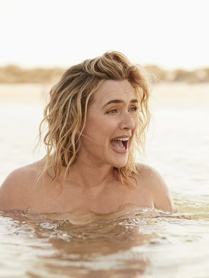 نجمة تايتنك في جلسة تصوير عارية الصدر... رفضت تغطية جسدها لهذا السبب! (صور)