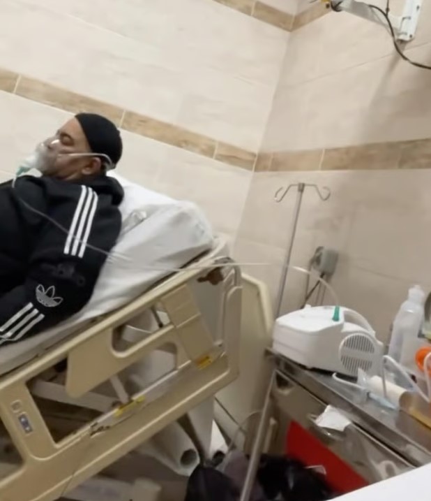 صورة لبيومي فؤاد على جهاز التنفس في المستشفى... وحالته الصحية تقلق محبيه