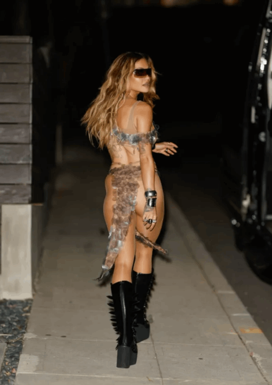 لم تترك شيئا للخيال... ريتا أورا تخطف قلوب الجماهير بإطلالة شفافة وجريئة جدا! (صور)