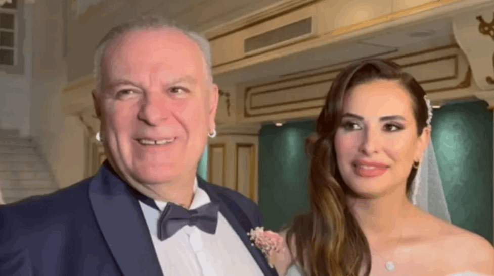بعد مرور 5 أشهر على طلاقه... ممثل تركي شهير يتزوج للمرة الرابعة وعروسه تصغره بـ30 سنة! (صورة)