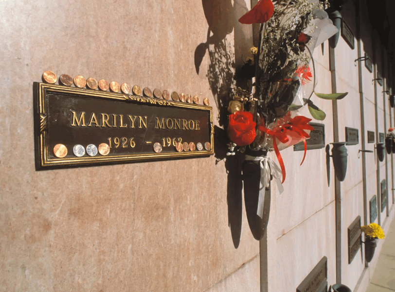  مقبرة تستحق الموت من أجلها ... سرداب معروض للبيع قد يصل سعره الى 400 ألف دولار والسبب: مارلين مونرو! (صور)