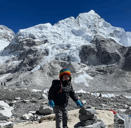 يبلغ من العمر عامين... تعرفوا إلى أصغر شخص يصل إلى جبل إيفرست! (صور)
