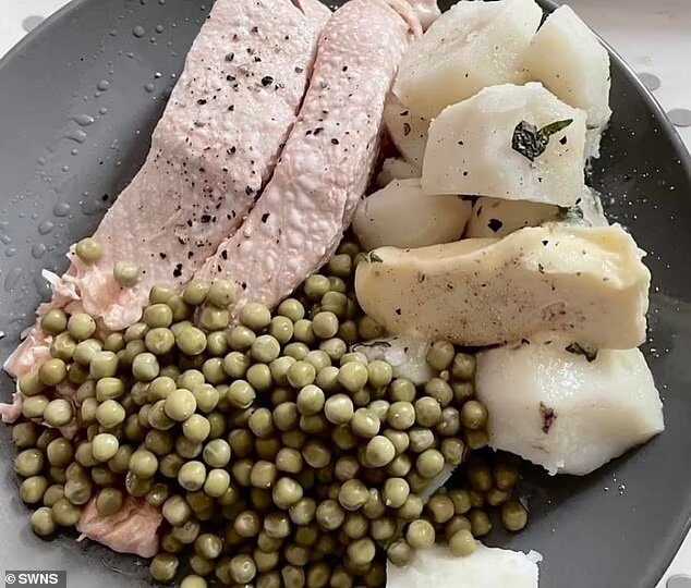 قامت بطهي سمك السلمون في غسالة الصحون والنتيجة صادمة! (صورة)