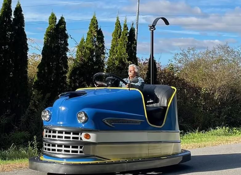 مخصصة للسير في الشوارع... رجل يبني سيارة اصطدامية فريدة من نوعها (صور)