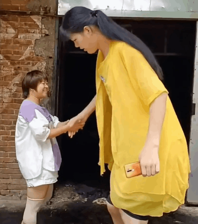 وفاة أطول امرأة في العالم ... العملاقة رحلت عن عمر 23 سنة والسبب: ظروف غير عادية ؟! (صور)