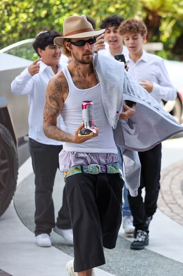 ظهر بملابسه الداخلية... إطلالة جاستن بيبر الغريبة تثير قلق المعجبين! (صور)