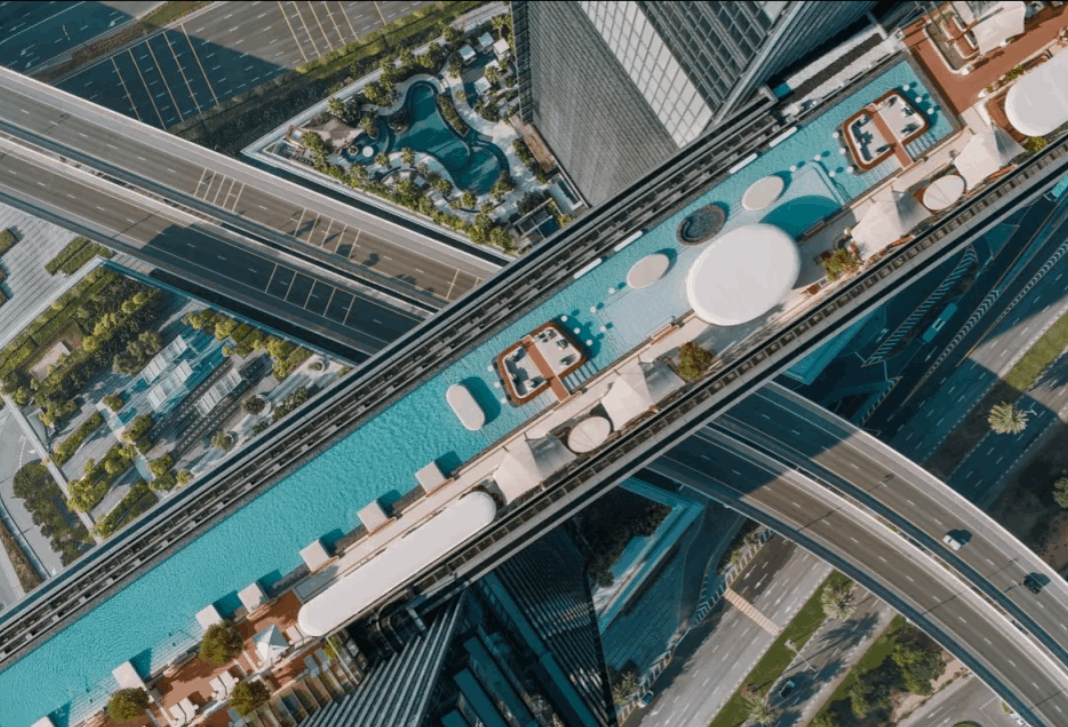 دبي تكشف عن أكبر حوض سباحة لا متناهي في العالم بين ناطحتي سحاب... السباحة فيه ستكلف مبلغا خياليا؟! (صور)