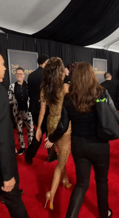  ربما نسيت ملابسي الداخلية! ... سيدة وضعت يدها خلف مؤخرة مايلي سايروس في حفل غرامي طوال الوقت والسبب صادم! (صور)