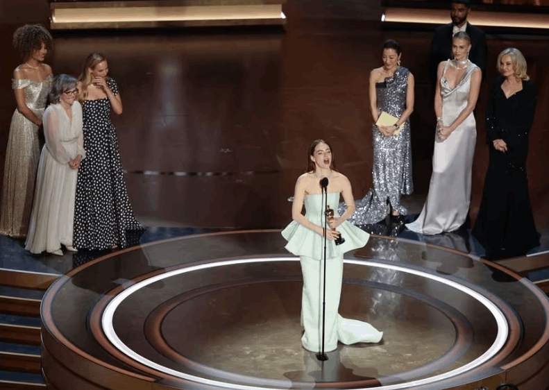 بفستان من لويس فويتون... إيما ستون تستلم أوسكار أفضل ممثلة للمرة الثانية وهكذا بدت على السجادة الحمراء! (صور)