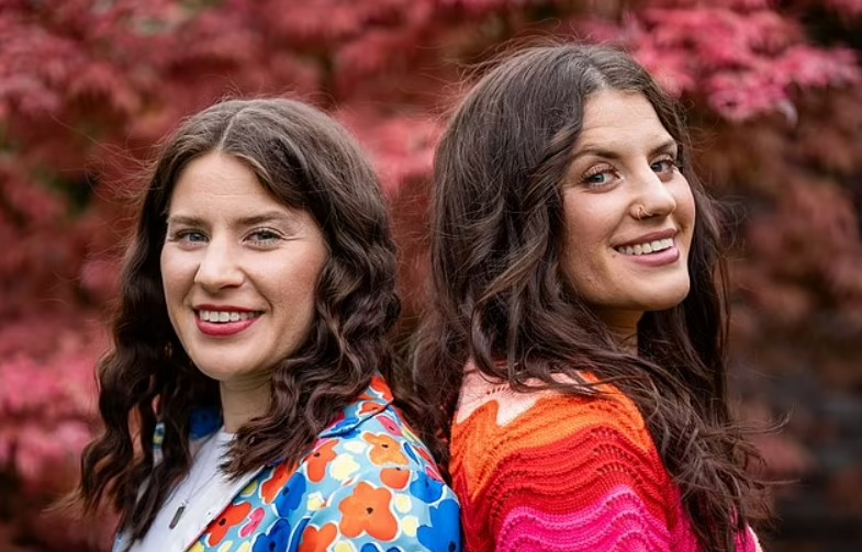 أنقذت شقيقتها التوأم من هجوم تمساح... الملك تشارلز يقدم وسام ملكي للشابة البطلة (صور)