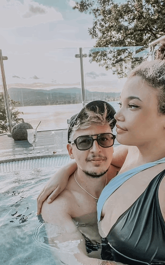 رجل عابر جنسيا يخطط لإنشاء عائلة مع خطيبته... رحلة طويلة هدفها تحقيق حلم إنجاب طفل (صور)