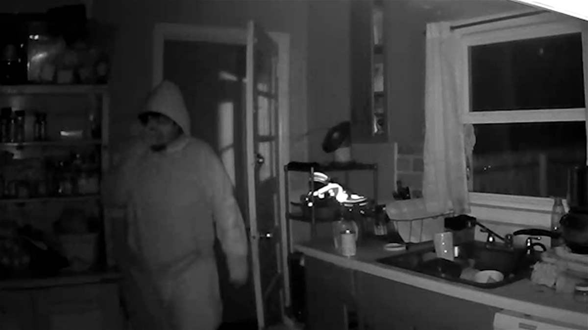 أم مذعورة تكشف عن واقعة غريبة: رجل يدخل خلسة إلى منزلها وهذا ما يفعله أثناء نوم ابنتها! (صورة)