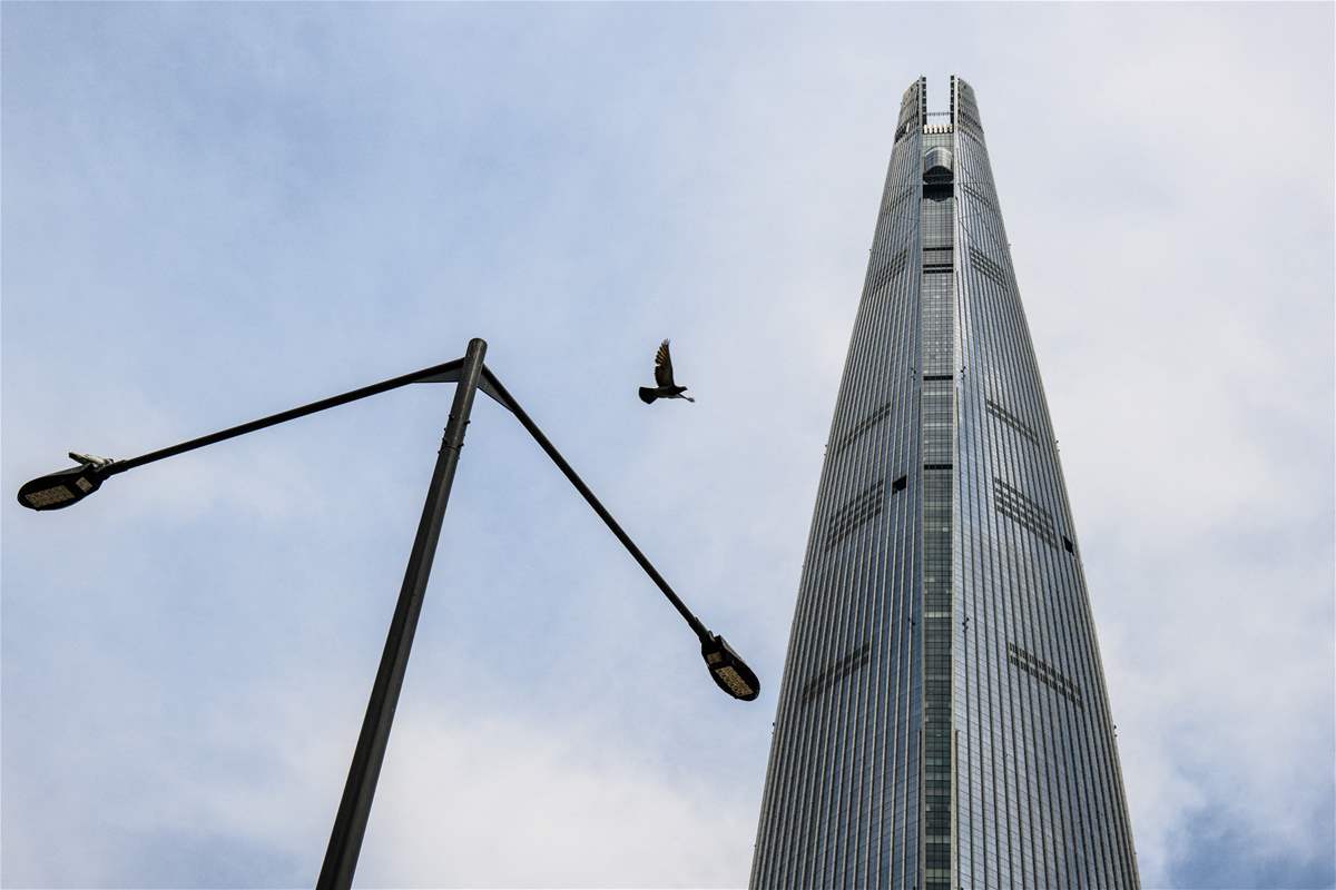 عامل تنظيف نوافذ خامس أطول برج في العالم يواجه أكبر مخاوفه: المرتفعات (صور)