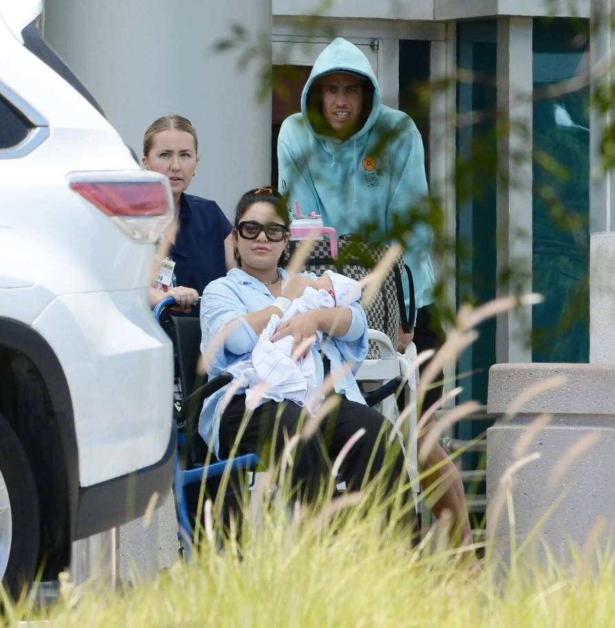 بطلة High School Musical فانيسا هادجينز تستقبل طفلها الأول (صور)