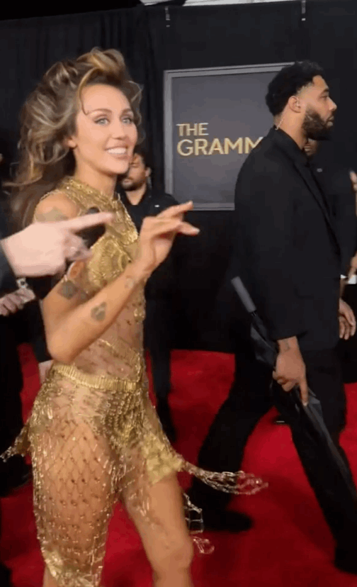  ربما نسيت ملابسي الداخلية! ... سيدة وضعت يدها خلف مؤخرة مايلي سايروس في حفل غرامي طوال الوقت والسبب صادم! (صور)