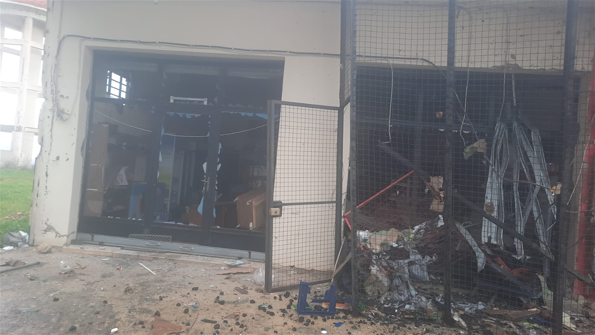 غارة اسرائيلية على تعاونية لبيع المواد الغذائية عند مثلث بلدتي طيرحرفا الجبين