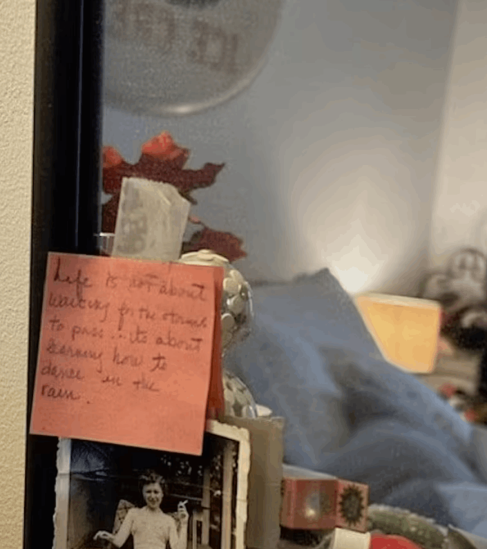 بعد وفاة والدتها... عثرت على رسالة من 19 كلمة غيرت حياتها: ما كتبته الأم مؤثر جدا! (صورة)