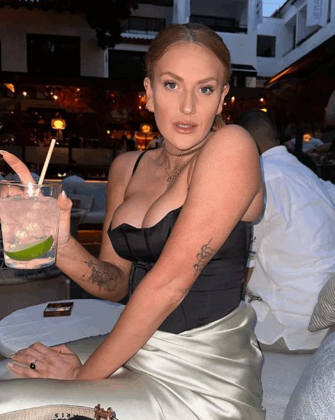 عارضة أزياء ولدت برحمين ومهبلين وتصدم الجمهور: أواعد رجلين مختلفين.. ولا أبحث عن علاقة جدية (صور)