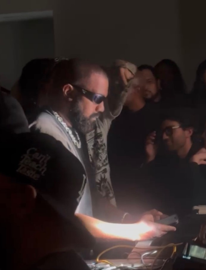 من مهندسة إلى عارضة أزياء... زوجة نجم عالمي تثير الجدل مرة أخرى في حفل خاص (صور)