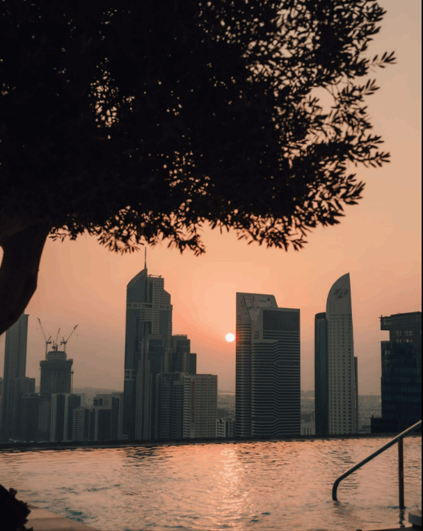 دبي تكشف عن أكبر حوض سباحة لا متناهي في العالم بين ناطحتي سحاب... السباحة فيه ستكلف مبلغا خياليا؟! (صور)