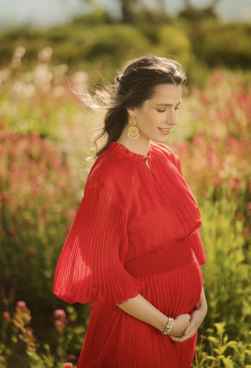 بالتزامن مع الذكرى الأولى لزواجها... إليكم الصور الرسمية الأولى للأميرة رجوة الحسين خلال حملها! (صور)