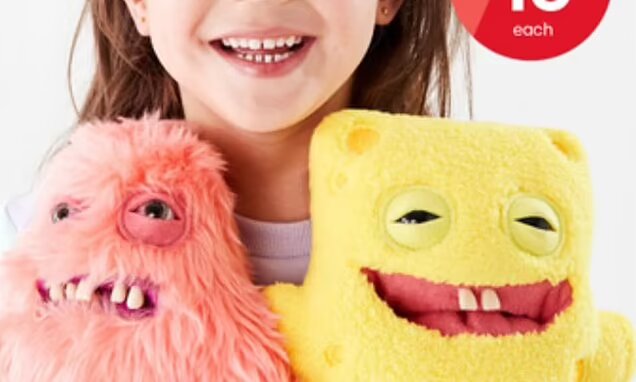 لهذا السبب... أم تشعر بالرعب بعد اكتشافها أشكال دمى الشخصيات الكرتونية في أحد المحال وهذا ما حصل! (صورة)