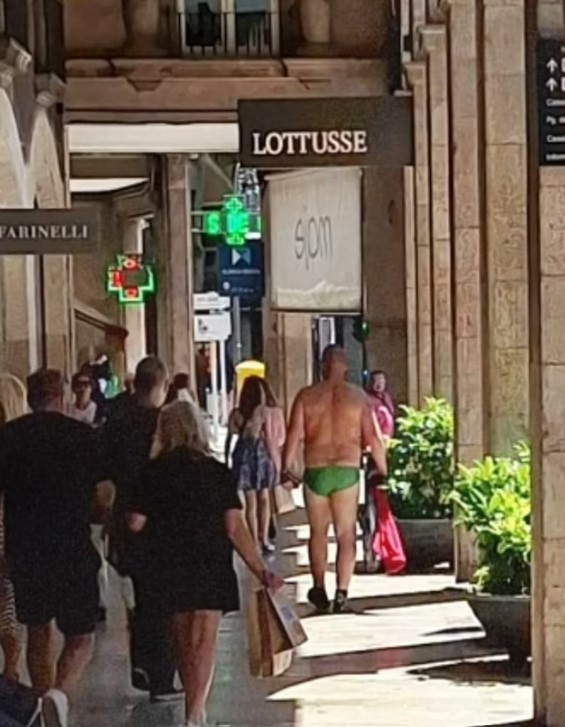 سائح على جزيرة يثير الجدل... تجول في الشارع مرتديا قطعة واحدة فقط! (صور)