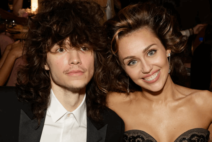 بين مايلي سايروس وحبيبها في حفل جوائز غرامي... أجواء من الحب وقبلة حميمة أشعلت الأجواء! (صورة)