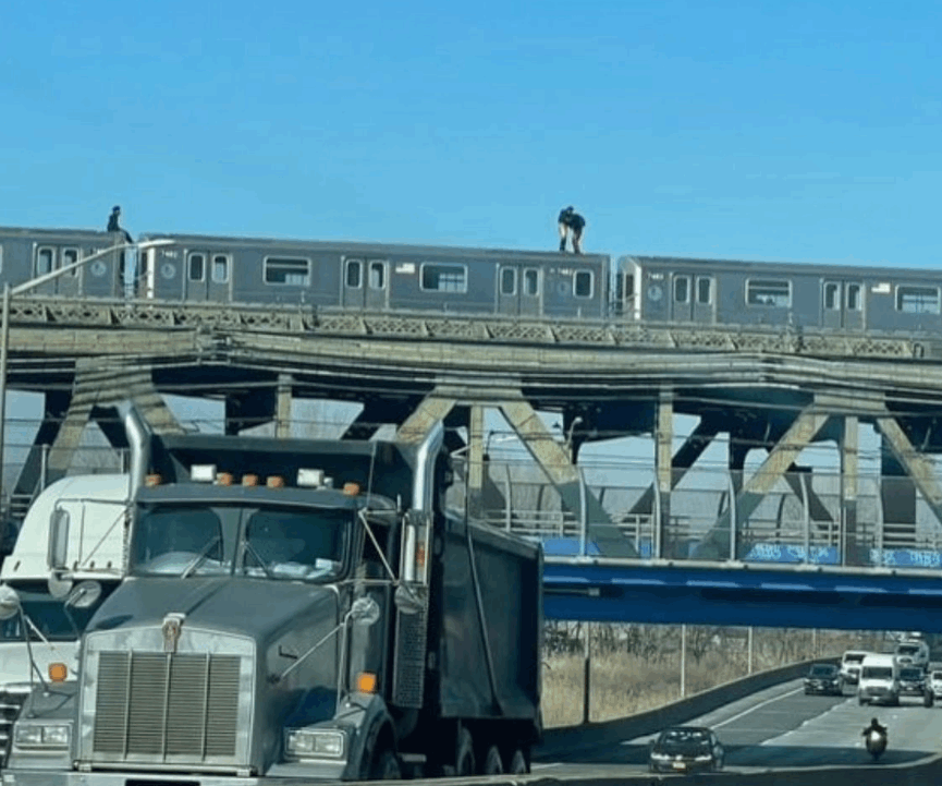 الأول خلع سرواله والثاني تشبث به... رجلان صعدا فوق قطار متحرك في نيويورك وما فعلاه إباحي وصادم؟! (صور)