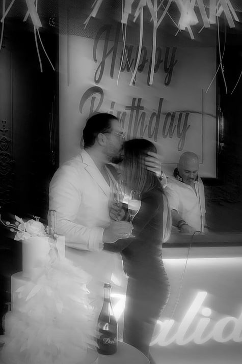 في أجواء رومانسية... رامي عياش يعايد زوجته بطريقة مميزة (فيديو وصور)