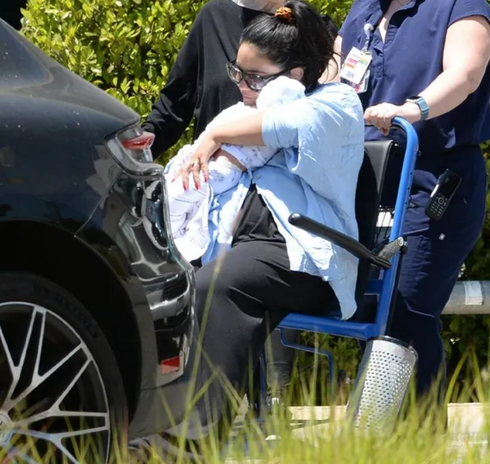 بطلة High School Musical فانيسا هادجينز تستقبل طفلها الأول (صور)