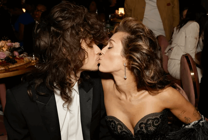 بين مايلي سايروس وحبيبها في حفل جوائز غرامي... أجواء من الحب وقبلة حميمة أشعلت الأجواء! (صورة)