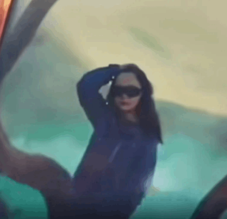 حاولت التقاط صورة فوق بركان نشط... ما حدث لسائحة في إندونيسيا لم يكن في الحسبان! (صورة)