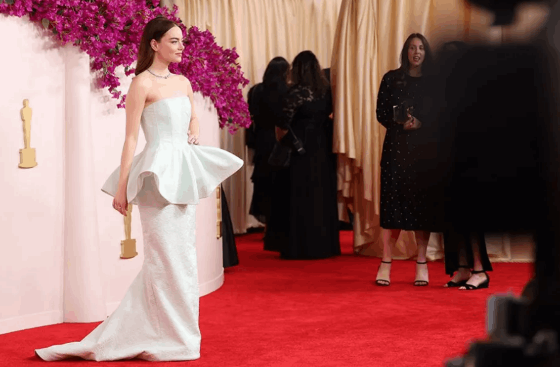 بفستان من لويس فويتون... إيما ستون تستلم أوسكار أفضل ممثلة للمرة الثانية وهكذا بدت على السجادة الحمراء! (صور)