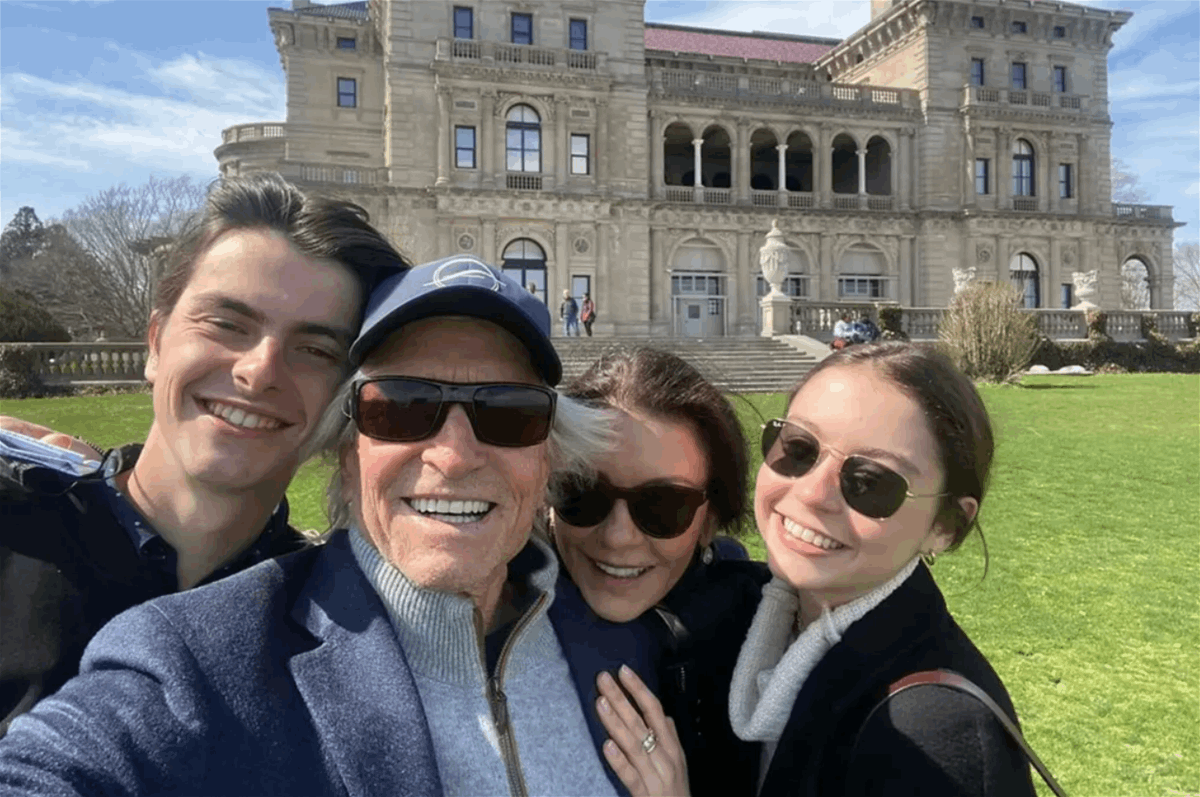 جده أو والده؟... هذا ما حصل لنجم أميركي خلال زيارة أحد أطفاله في الجامعة (صورة)