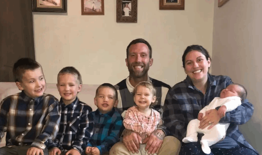  كان رأسها بحجم كرة القدم ... اصطادوا ثعبانا بحجم خيالي: ظنينا أنه تمساح! (صور)