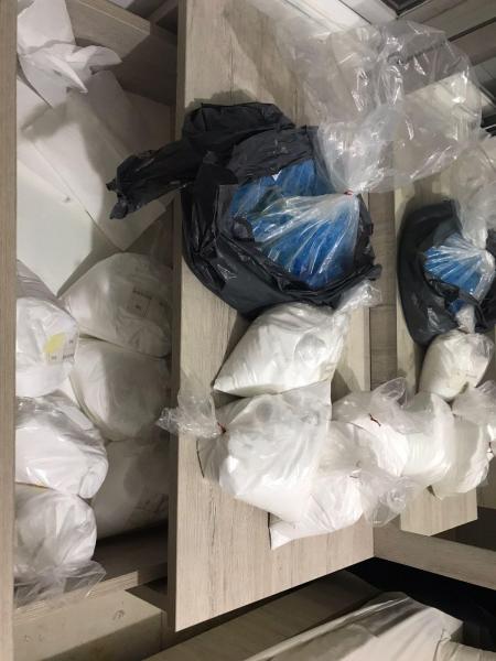 توقيف شخص يقوم بتصنيع إحدى أخطر أنواع المخدرات بمساعدة زوجته