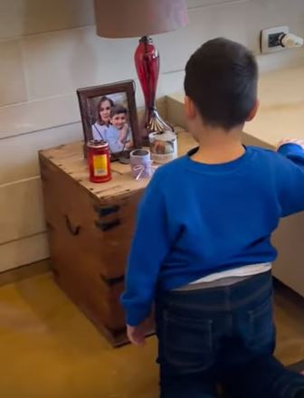 الفنانة سيرين عبد النور تشارك مقطع فيديو مؤثر لابنها كريستيانو... هذا ما فعله الأخير أمام صورة جدته الراحلة! (صور)