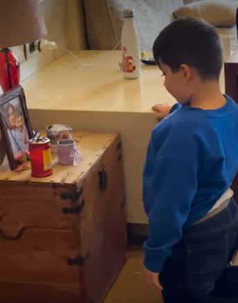 الفنانة سيرين عبد النور تشارك مقطع فيديو مؤثر لابنها كريستيانو... هذا ما فعله الأخير أمام صورة جدته الراحلة! (صور)