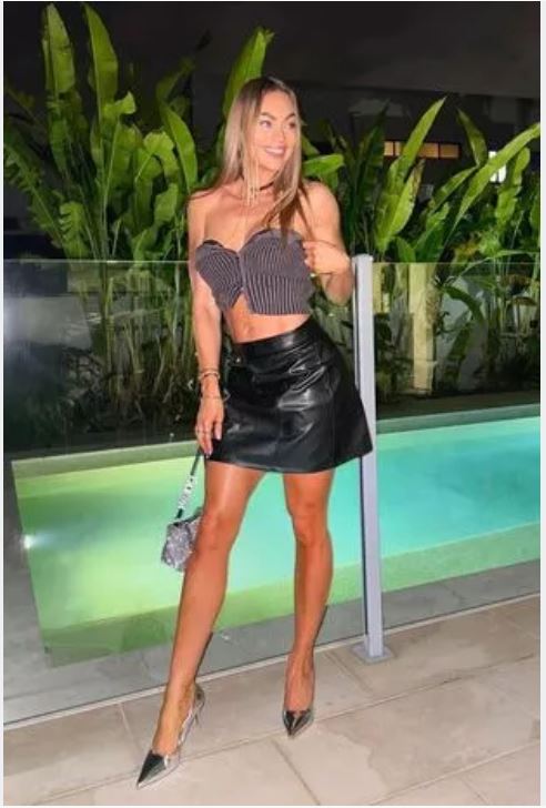  أحب الموضة وارتداء القمصان القصيرة والتنانير المثيرة ... أم أربعينية تتحدث عن نمط حياتها الجريء! (صور)