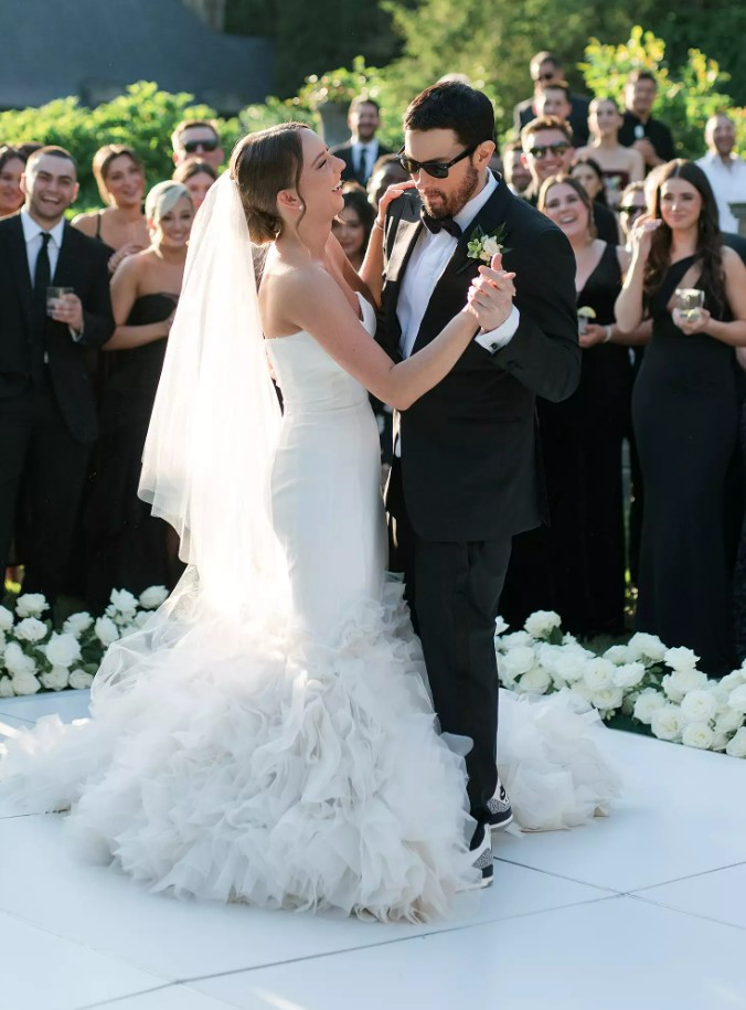 لن تتعرفوا إليه... إيمينيم في رقصة الأب وابنته خلال حفل زفافها! (صور)